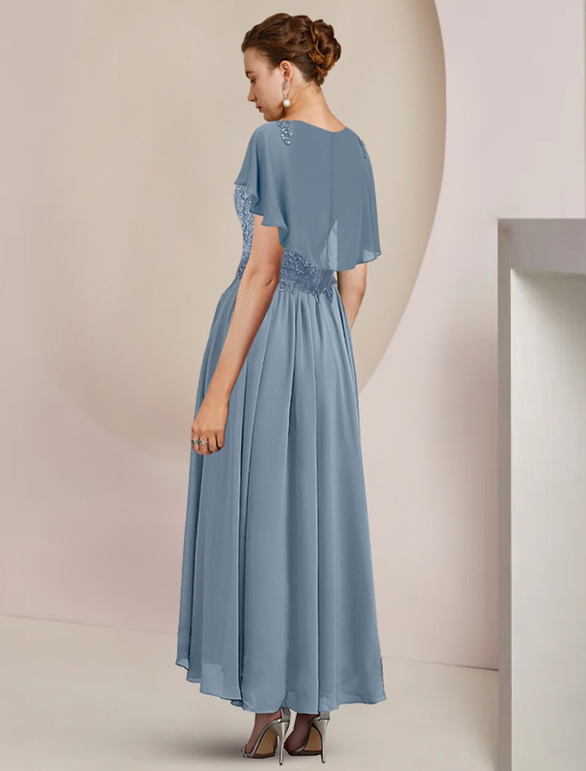 Abito da madre della sposa a trapezio, elegante, in chiffon, con scollo a barchetta, lunghezza tè, senza maniche, con applicazioni di perline